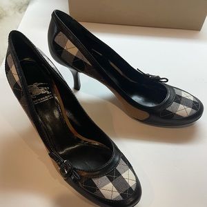 Burberry beige dark brown leather nova check canvas round-toe pumps.EU 40/US 9